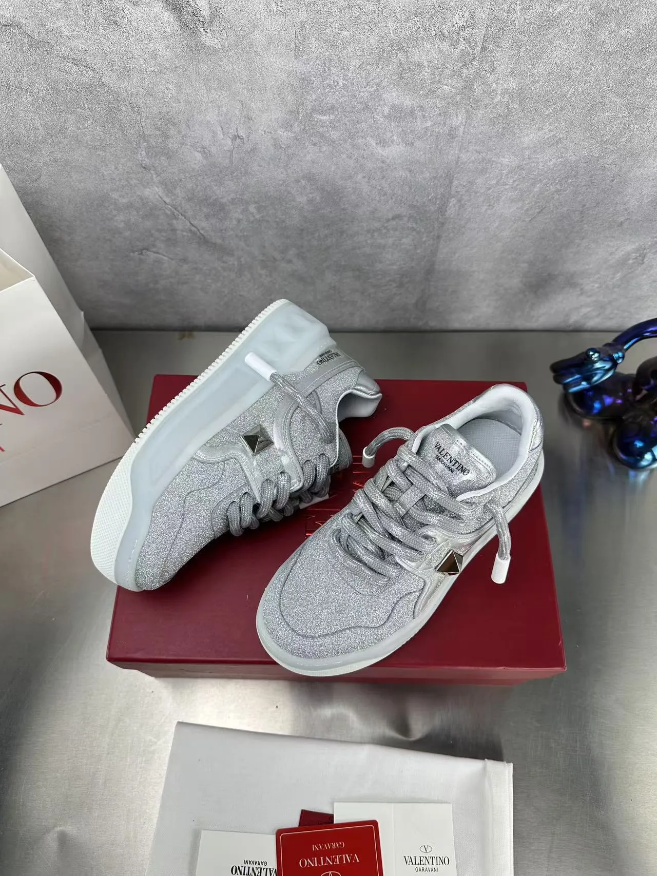 👟👟Ex-factory price 640👟👟 🔺Valentino🔺Valentino new casual shoes 2023 latest model hot style for catwalk couples, thick shoelaces, the same style as Elsa Hosk, Zhang Yixing, Guan Xiaotong and many other stars 🔥 Top version + lasting process, full oil edge on the upper. Fabric: Customized cowhide + cowhide lining with breathable mesh. Outsole: original molded TPU thickened outsole. Size for women is 35-40. Men’s size is 39-45.